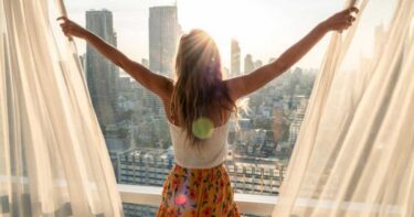 「早起きは三文の徳」の三文の徳って、今でいうと何？