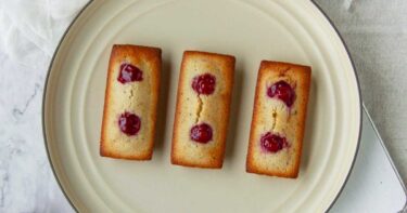 棒状の焼き菓子の行儀のよい食べ方～